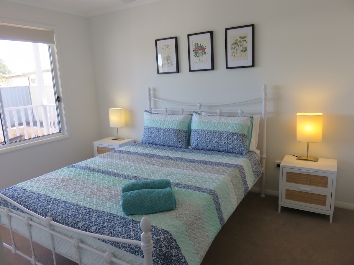 Spavaća soba Jedna ima bračni krevet, noćne ormariće, ugradbene ogrtače, električnu deku zimi i stropni ventilator za ljetne dane. Za punjenje telefona dostupan je USB priključak. Ova soba ima vlastitu kupaonicu s tušem, WC-om i taštinom. 


