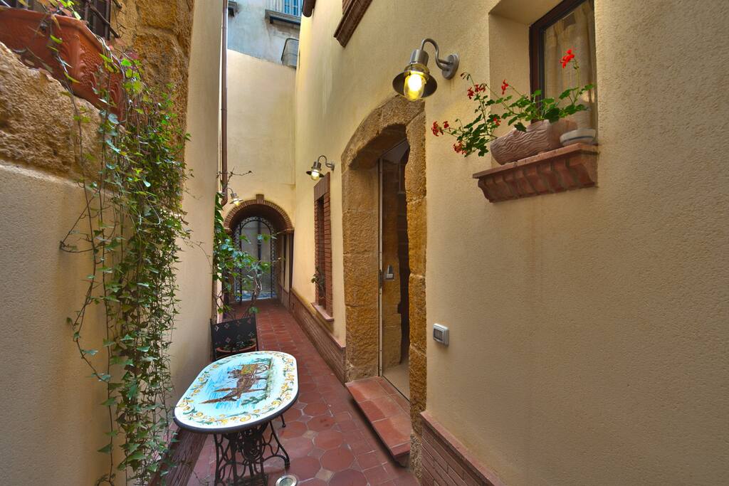 Interno patio dell'Antico Baglio
