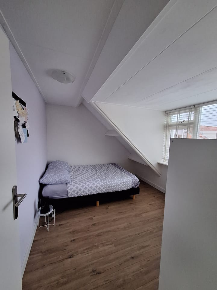 Zimmer Dachboden mit Bett 140 cm (kleine 2 Personen) 