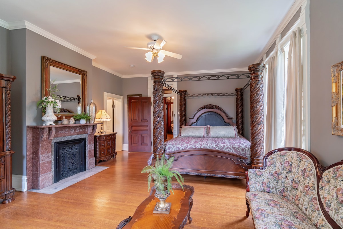 Honeymoon suite w/ King poster bed and fireplace