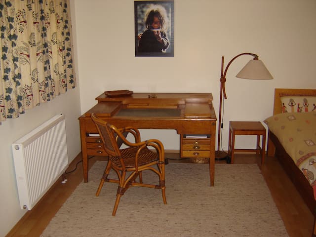 Ruhiges Zimmer auf dem Tübinger Herrlesberg