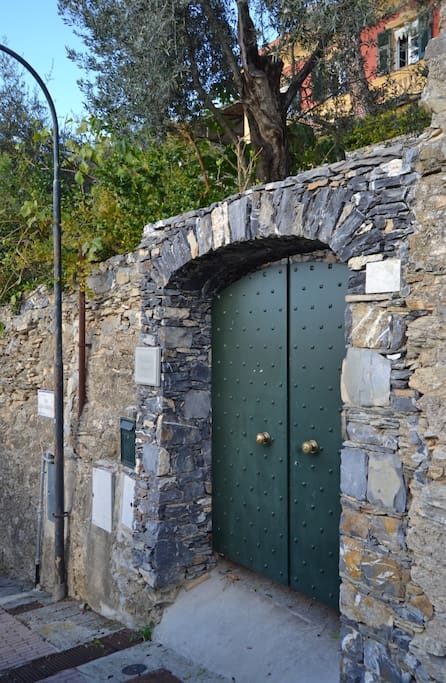 Entrance from Via alla Chiesa