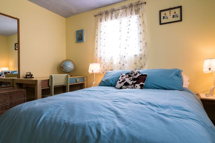 Втората спалня с пълноразмерно легло на втория етаж