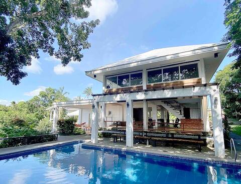 Villas w/pool, jacuzzi & Taal view for 40pax