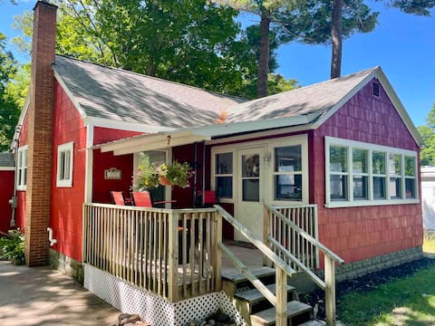 Creekside bungalow in the heart of Whitehall