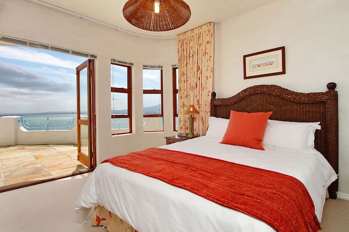 Private villa in Gordon’s Bay: sea views and pool gallery image 4