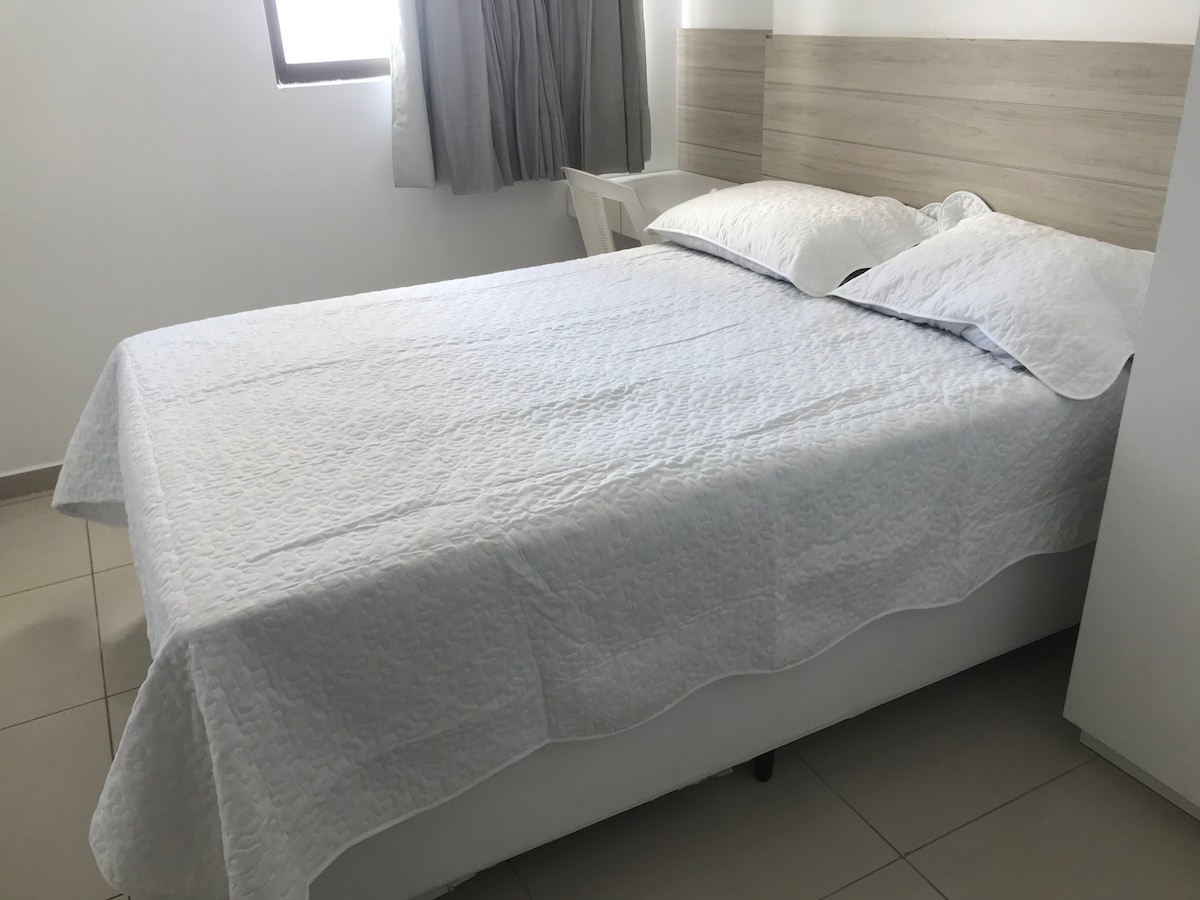 Dhomë gjumi me krevat të rehatshëm dhe mjedis të kontrolluar nga klima