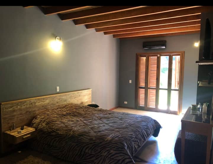 جناح رئيسي مع تلفزيون 42 بوصة