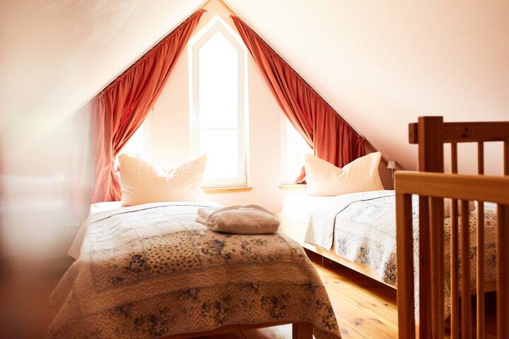 Имаме уште едно тајно засолниште под покривот. Идеално за авантуристи и за нашите многу млади гости.