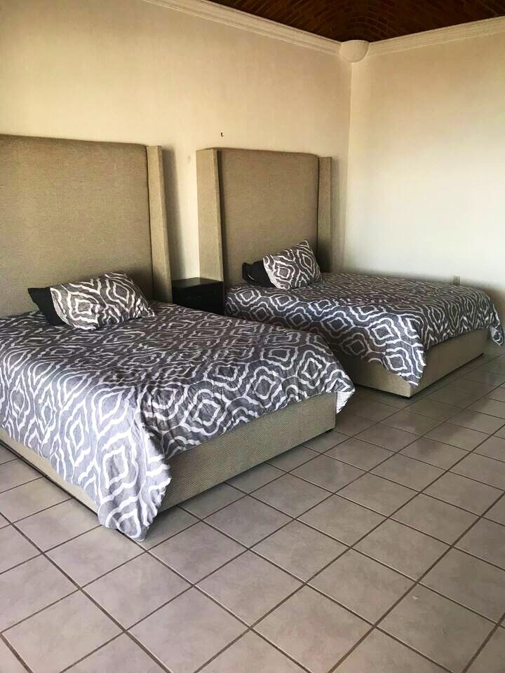 带独立全功能卫生间的主卧