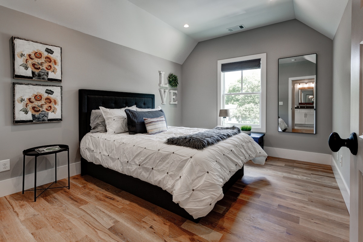 Cozy Bedroom with Closet