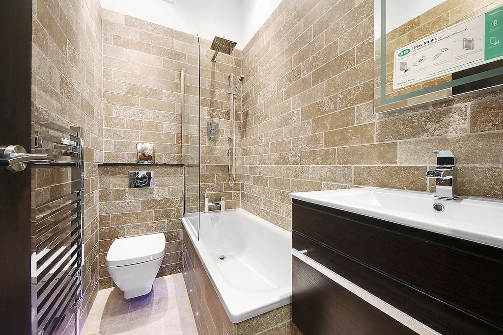 Bathroom.
Recently refurbished, exceptional condition.