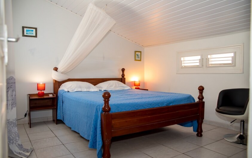 Спална соба со брачен кревет (широк 125 - 149 см)