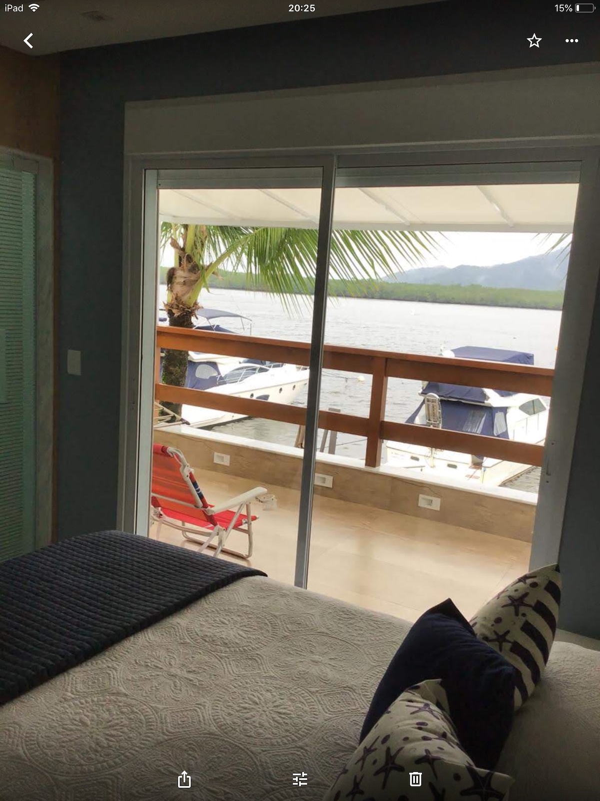 جناح رئيسي على شاطئ البحر مع شرفة