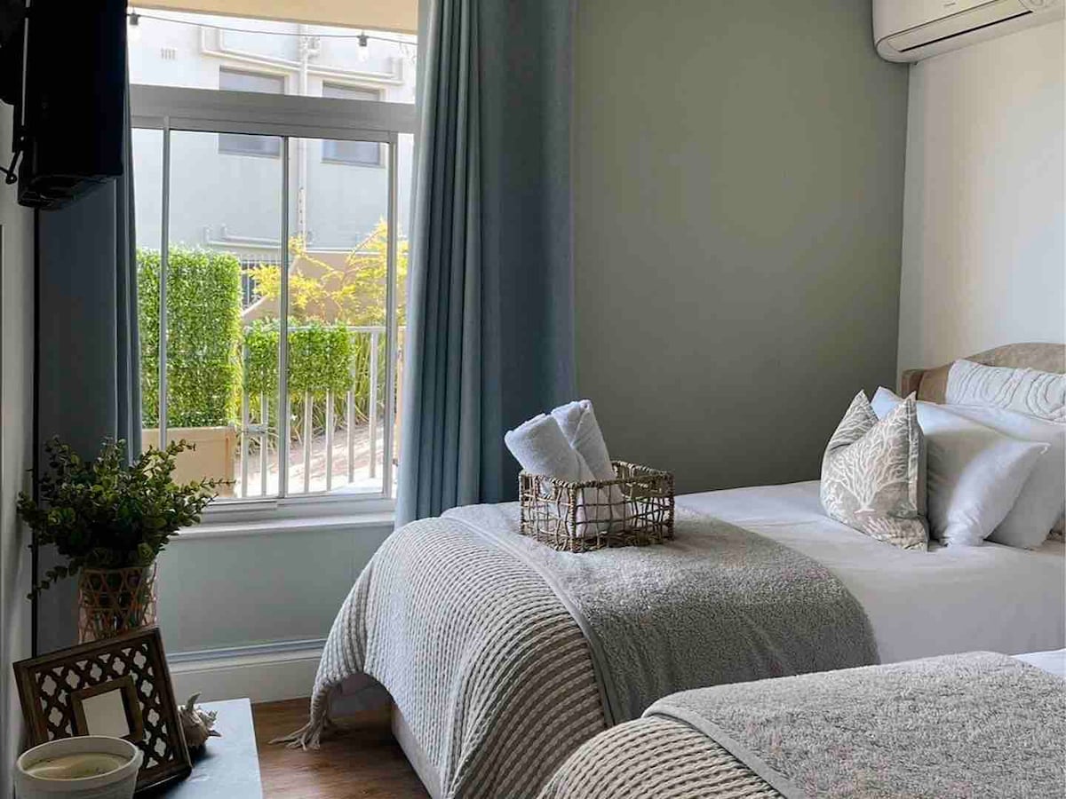 Красиво оформена трета спалня с климатик, телевизор и две удобни три четвърти легла.