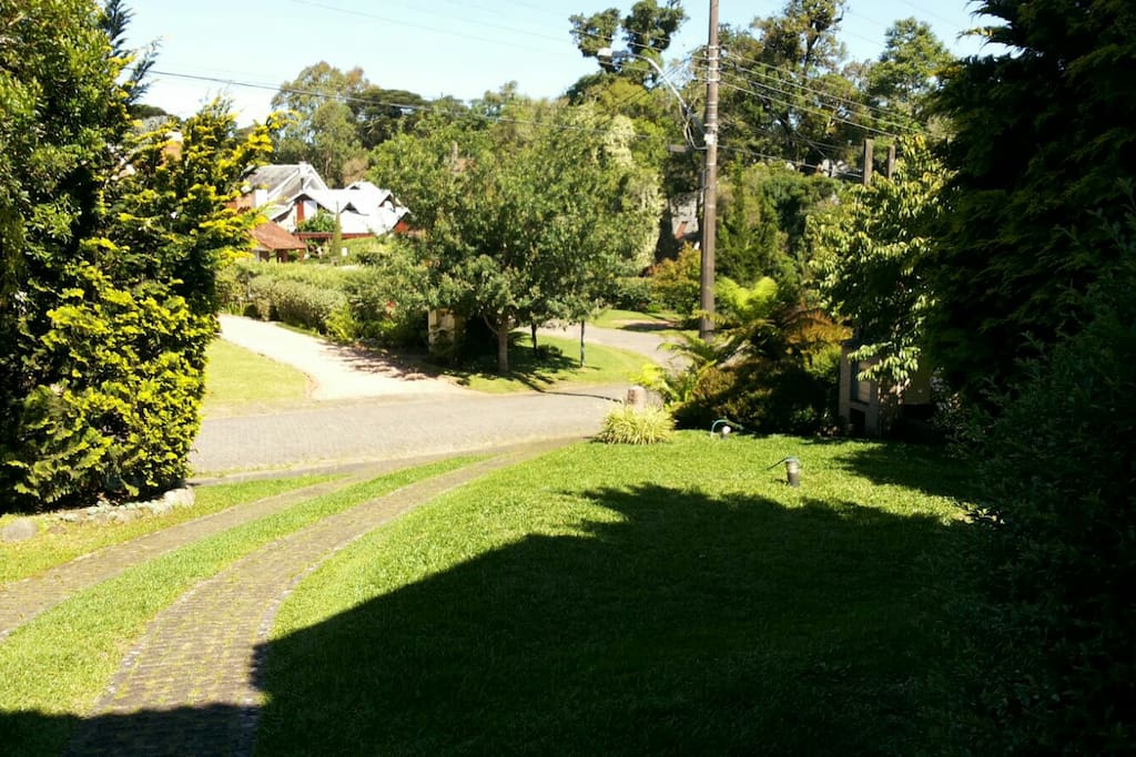 Vista do gramado frontal.