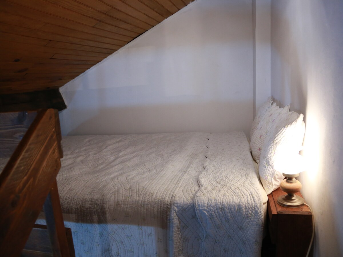 Eneo la chumba cha kulala cha mezzanine.