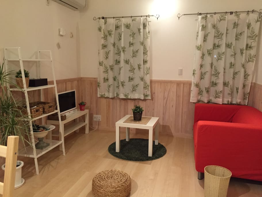 It is a bright and stylish room with wood panel on the floor and wall.
床と壁に木を使った明るくてお洒落なお部屋です。