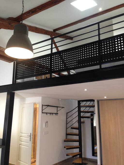 accès à l'espace de couchage en mezzanine