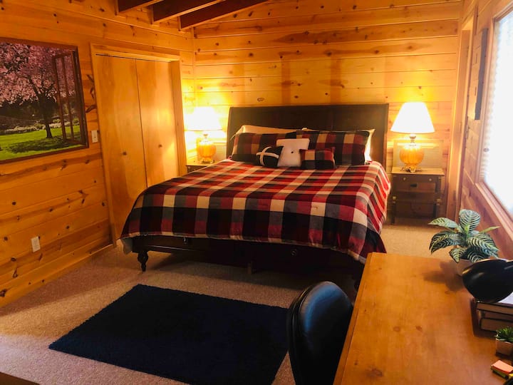 主卧室设有加大双人床、书桌和湖景