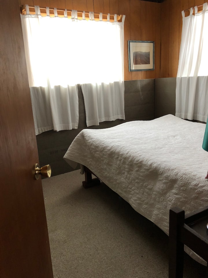 Chumba cha pili cha kulala ghorofani. 