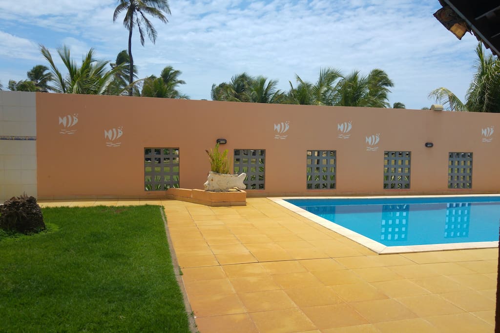 Pool area (sea view) with barbecue grill and shower.
Área da piscina (vista para o mar) com churrasqueira e ducha.