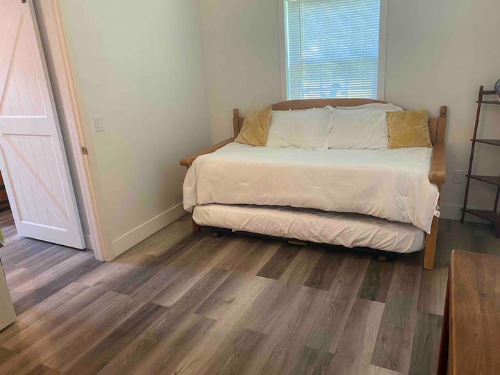 Dormitorio en la planta baja con cama nido