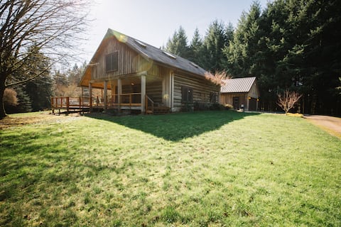 Luxurious Log Home With a Vineyard! Great location