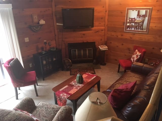 Hidden Valley Townhouse, Sleeps 8, .3 mi to slopes