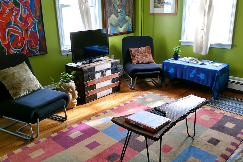 living room & tv w/ roku (netflix & hulu)