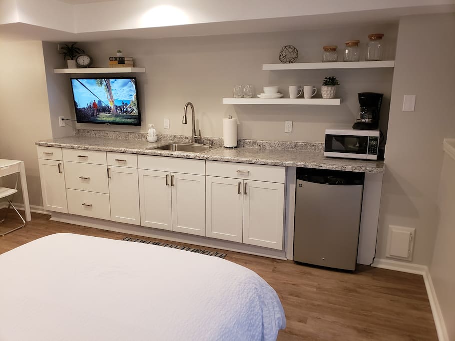 Kitchenette with basic utensils