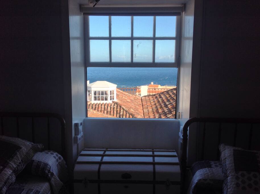 Vista al exterior desde un cuarto (ESTE)