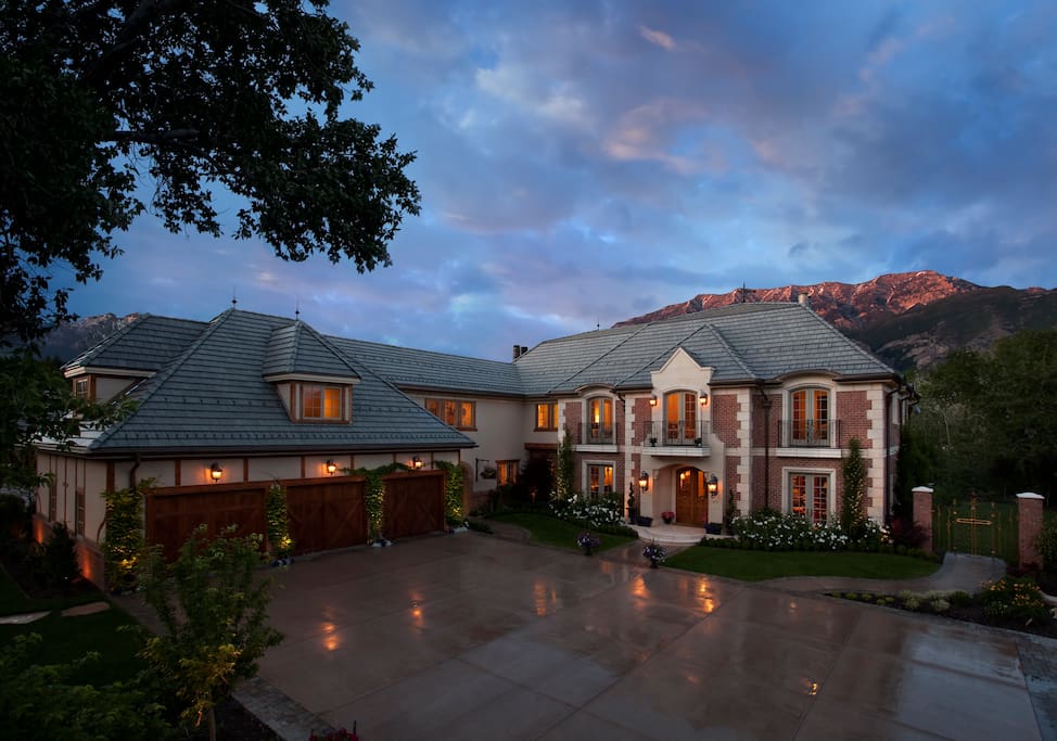 Front driveway with ample parking