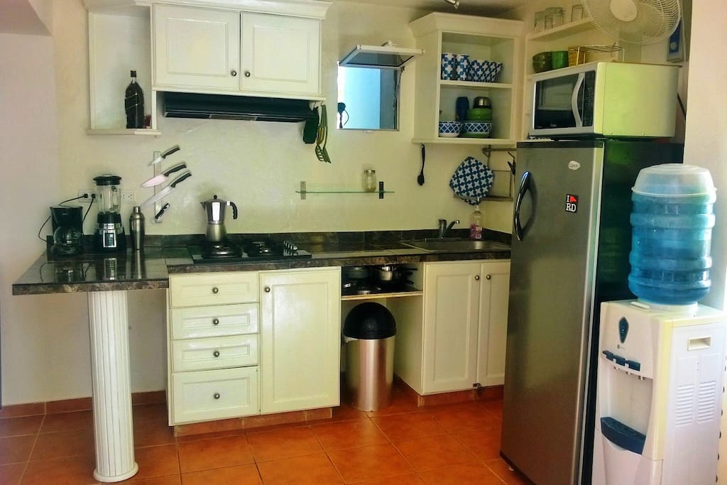 Fully-equipped kitchen with big fridge, water cooler/heater, microwave, coffe maker, blender and mojito maker... Feel free to use the fresh mint growing on the balcony :)