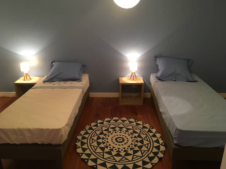 ห้องสีฟ้ารองรับเตียงเดี่ยวได้ 1 คู่หรือ 2 คู่