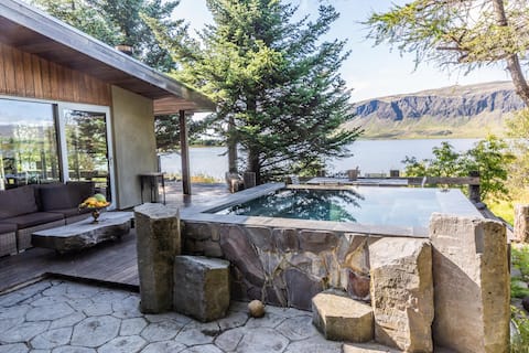 Luxury Lakefront villa, infinity hot tub and sauna