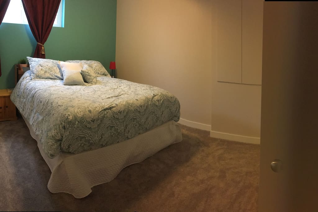 Bedroom- large queen bed, comfy!