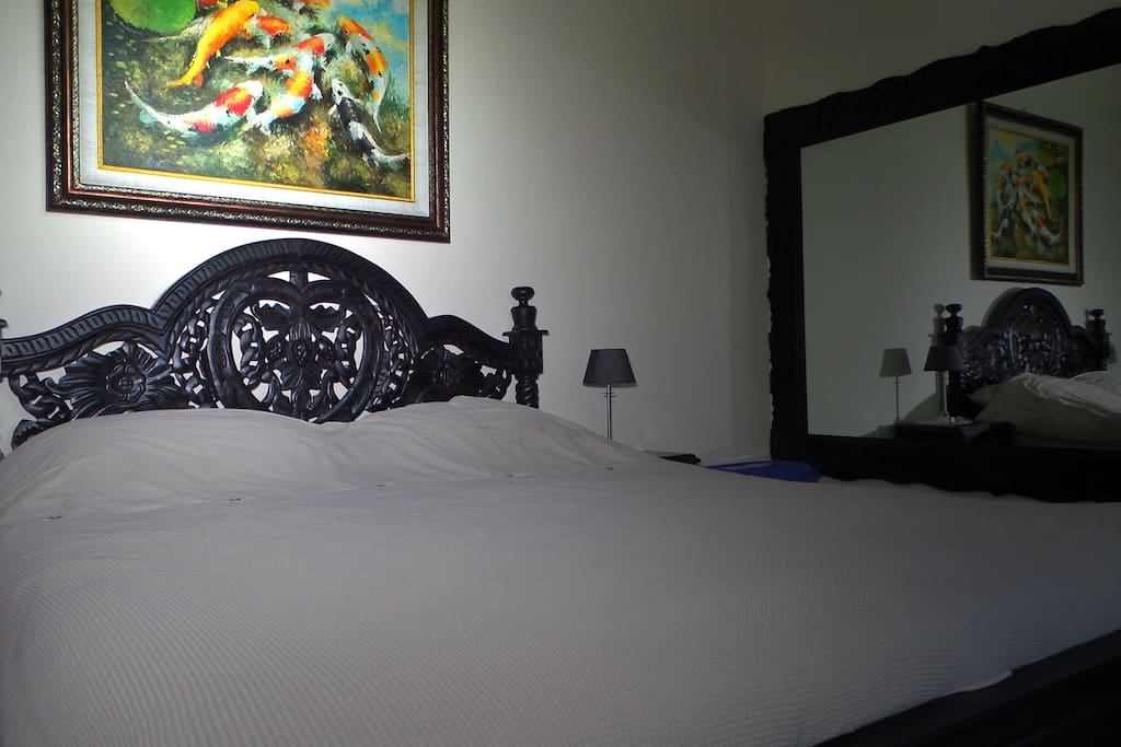 Medewi Manor: Surfers Heaven, Poolside apartment. Main bedroom.