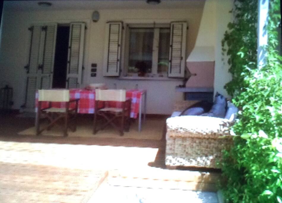 Zona esterna con il tavolo da pranzo e divano
