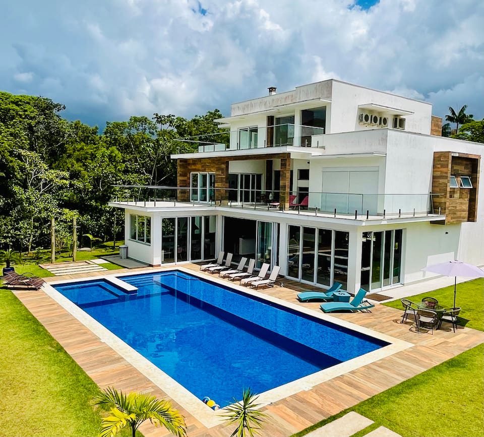 Top-earning Airbnb listing in Bertioga, 8 bedrooms