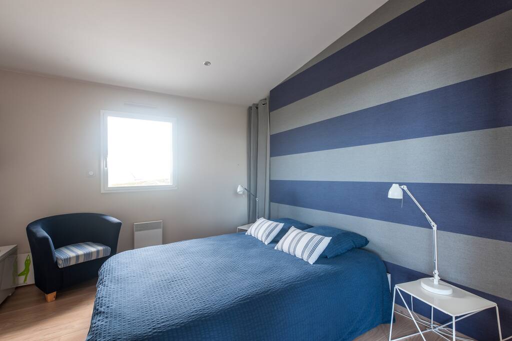 la chambre principale avec la salle de bain attenante