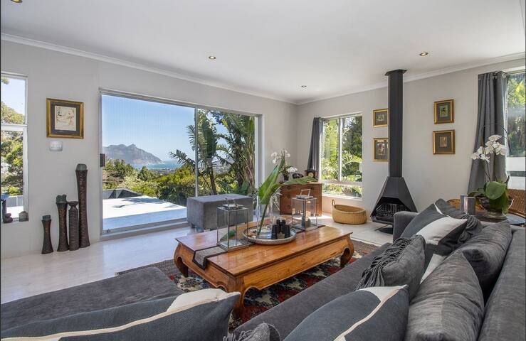 Villa Haus Mo Breathtaking Sea and Mountain views gallery image 2