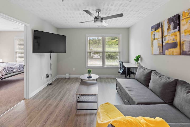 Spacious 5bd Townhouse • 2 Min To Marietta Sq - Kennesaw, GA