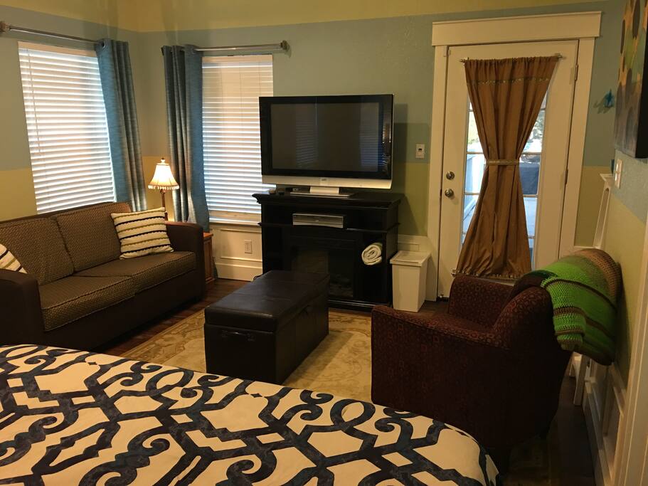 Comfy sitting area with large flat screen TV/cable