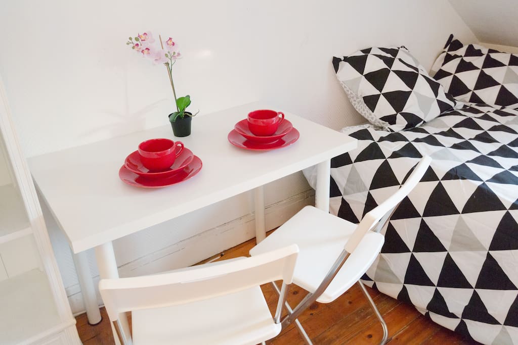 A dinning table or table to work + 2 chairs