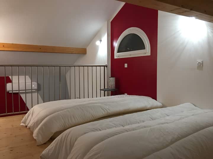 Composé de 3 lits simple (0,90* 2 m pour petit et grand). Le linge de lit et les serviettes sont fournis. Pas besoin d'encombrer vos valises
