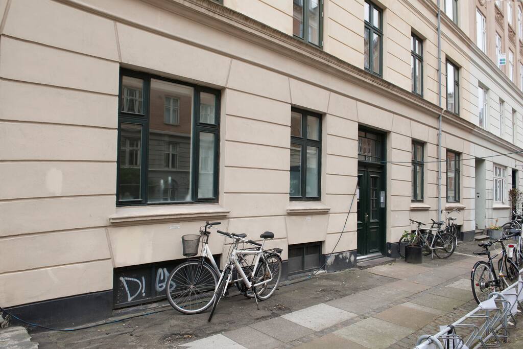 Street view of the apartment.