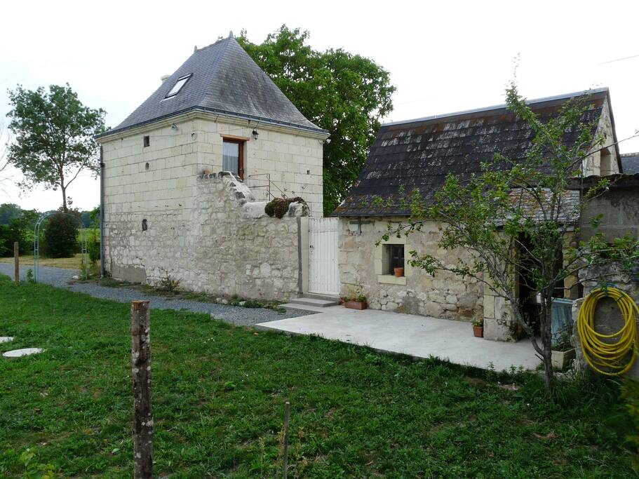 Petit jardin avec terrasse, table, chaises et barbecue