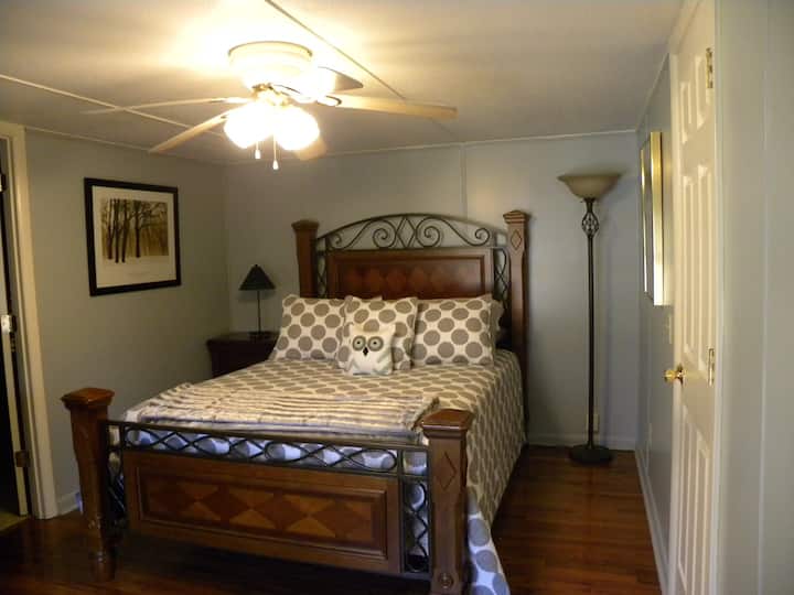Other bedroom with queen size bed.  Size 15 x 10.