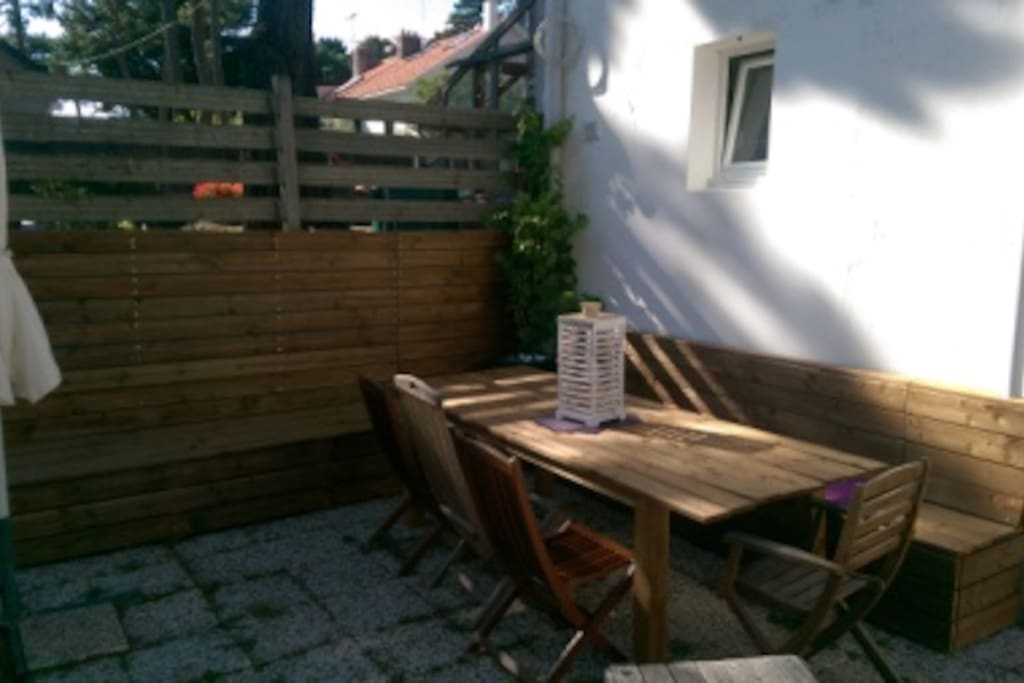 La terrasse et le salon de jardin communs face sud ouest.